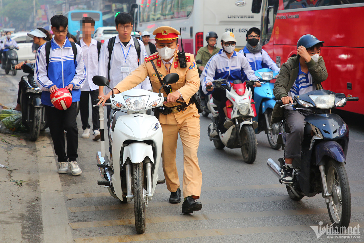 Nhiều học sinh đầu trần, phóng xe máy không biển số đến trường ở Hà Nội-7