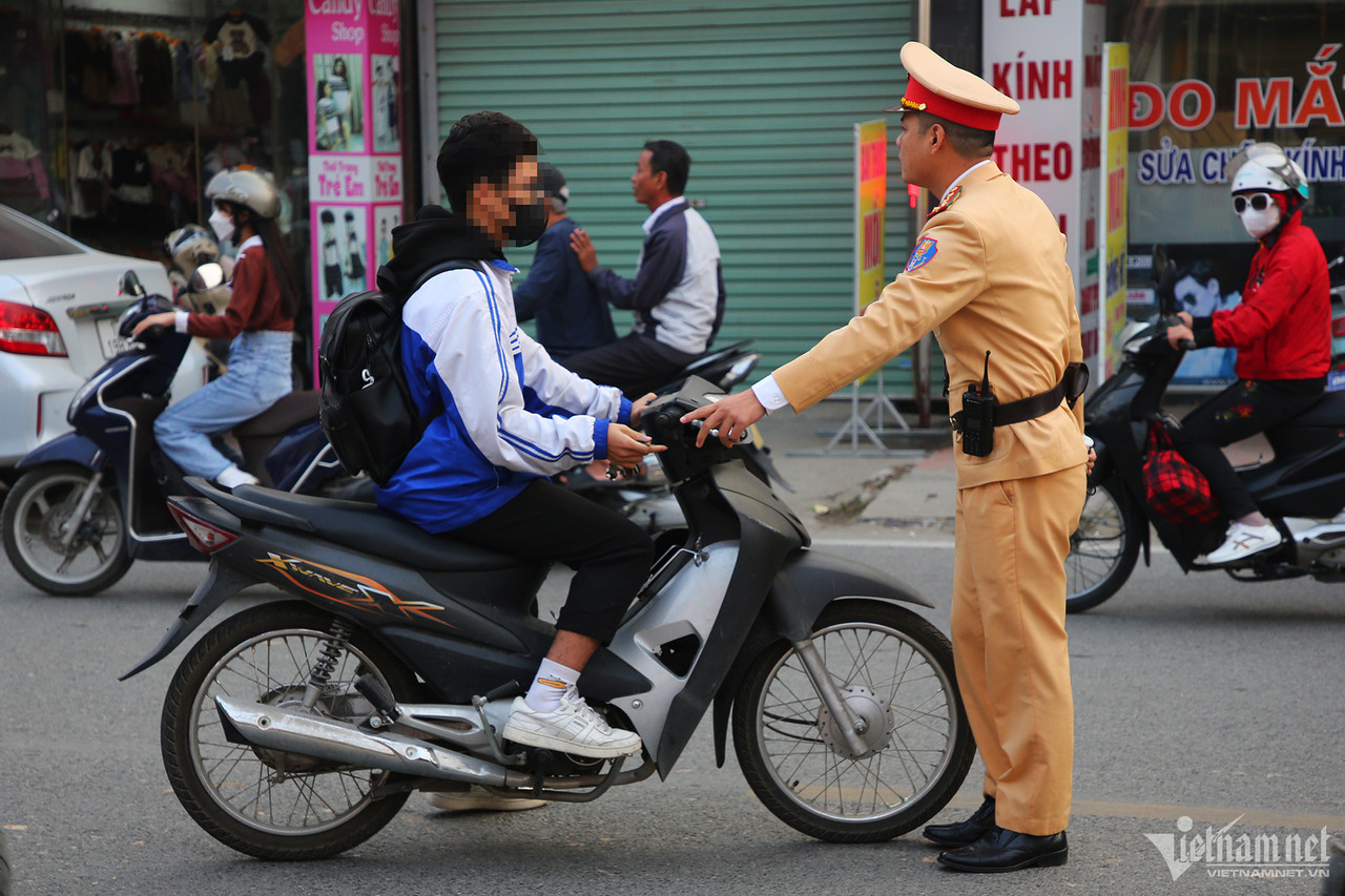 Nhiều học sinh đầu trần, phóng xe máy không biển số đến trường ở Hà Nội-8