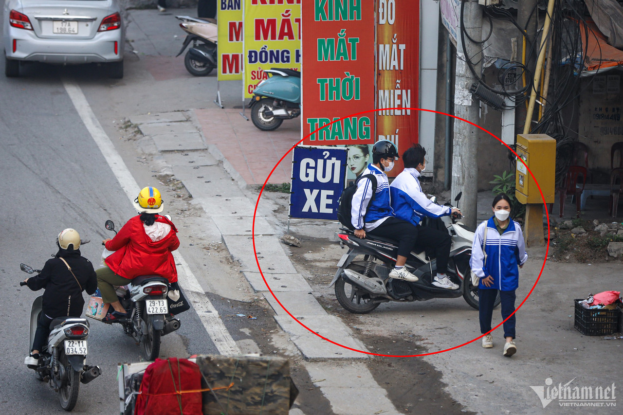 Nhiều học sinh đầu trần, phóng xe máy không biển số đến trường ở Hà Nội-9