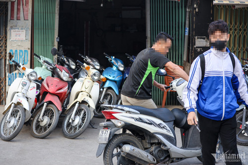 Nhiều học sinh đầu trần, phóng xe máy không biển số đến trường ở Hà Nội-11