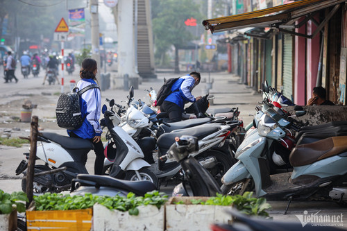 Nhiều học sinh đầu trần, phóng xe máy không biển số đến trường ở Hà Nội-10