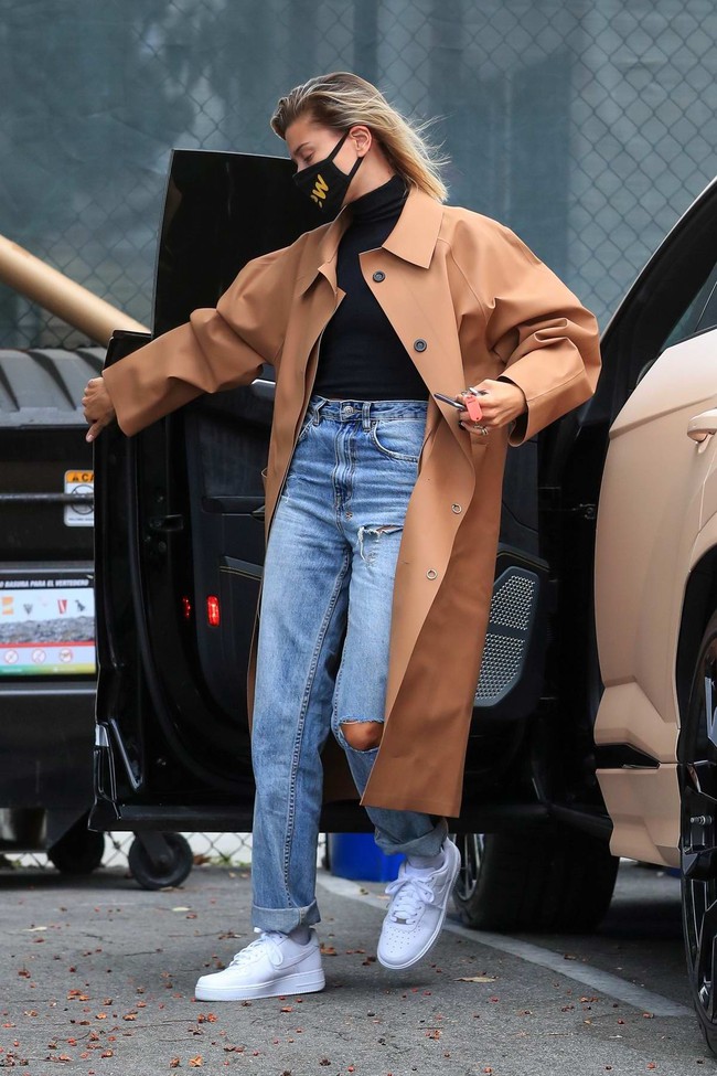 Vợ Justin Bieber có 10 cách diện áo khoác dáng dài đẹp xuất sắc, ngắm là muốn học theo-1