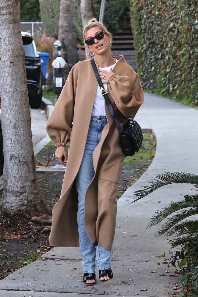 Vợ Justin Bieber có 10 cách diện áo khoác dáng dài đẹp xuất sắc, ngắm là muốn học theo-2