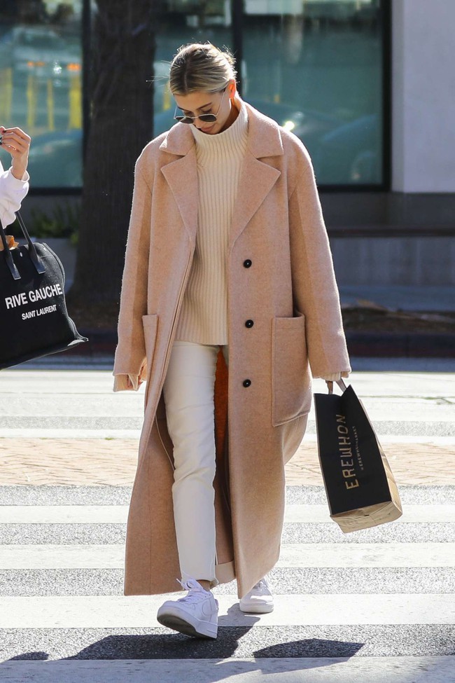 Vợ Justin Bieber có 10 cách diện áo khoác dáng dài đẹp xuất sắc, ngắm là muốn học theo-8