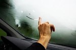 Cách xử lý khi kính ô tô bị mờ sương