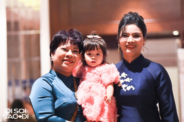 Không còn vẻ ngoài mộc mạc, bố mẹ Văn Hậu quẩy cực sung tại đám cưới con trai nhưng vẫn khác biệt với mẹ Hải My ở một điều-3