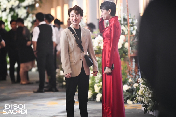 Không còn vẻ ngoài mộc mạc, bố mẹ Văn Hậu quẩy cực sung tại đám cưới con trai nhưng vẫn khác biệt với mẹ Hải My ở một điều-4