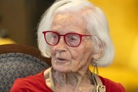 4 bí quyết sống thọ của cụ bà 102 tuổi, ở tuổi 86 vẫn chơi golf như 'dân chuyên'