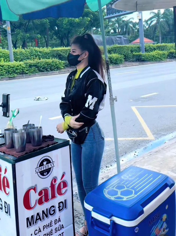 Bán cafe dạo, hai chị em khiến cánh mày râu phải tò mò tìm danh tính-1