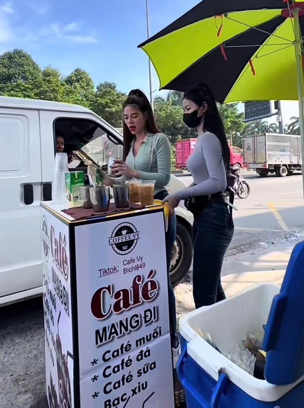 Bán cafe dạo, hai chị em khiến cánh mày râu phải tò mò tìm danh tính-3