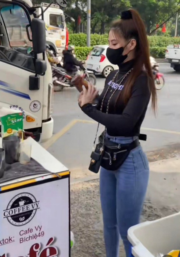 Bán cafe dạo, hai chị em khiến cánh mày râu phải tò mò tìm danh tính-10