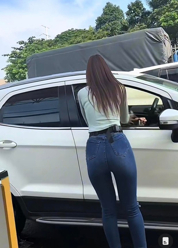 Bán cafe dạo, hai chị em khiến cánh mày râu phải tò mò tìm danh tính-12