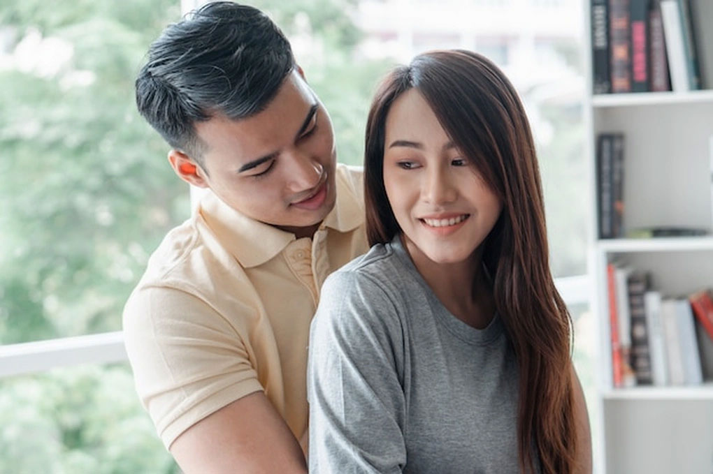 Phát hiện chồng cho tiền bạn gái cũ, vợ có hành động khiến tôi bật khóc-1