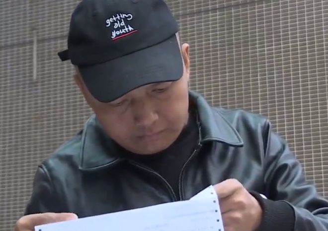 Đi ngân hàng rút tiền chữa bệnh, người đàn ông suýt ngất khi biết thẻ chỉ còn 5 nghìn đồng, bất lực hỏi nhân viên: 3 tỷ của tôi đâu?-1