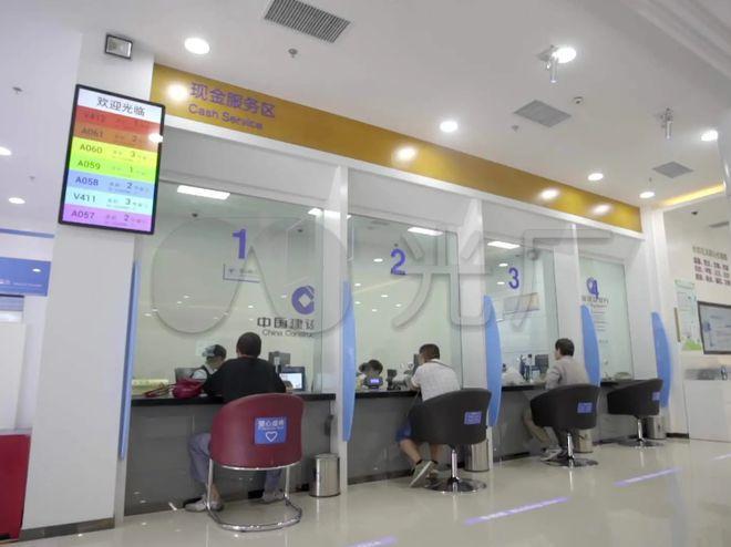 Đi ngân hàng rút tiền chữa bệnh, người đàn ông suýt ngất khi biết thẻ chỉ còn 5 nghìn đồng, bất lực hỏi nhân viên: 3 tỷ của tôi đâu?-2