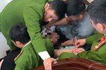 Nước mắt người mẹ trẻ trong phiên tòa xử vụ bé trai 7 tháng tuổi tử vong sau một đêm gửi bảo mẫu ở Hà Nội-4