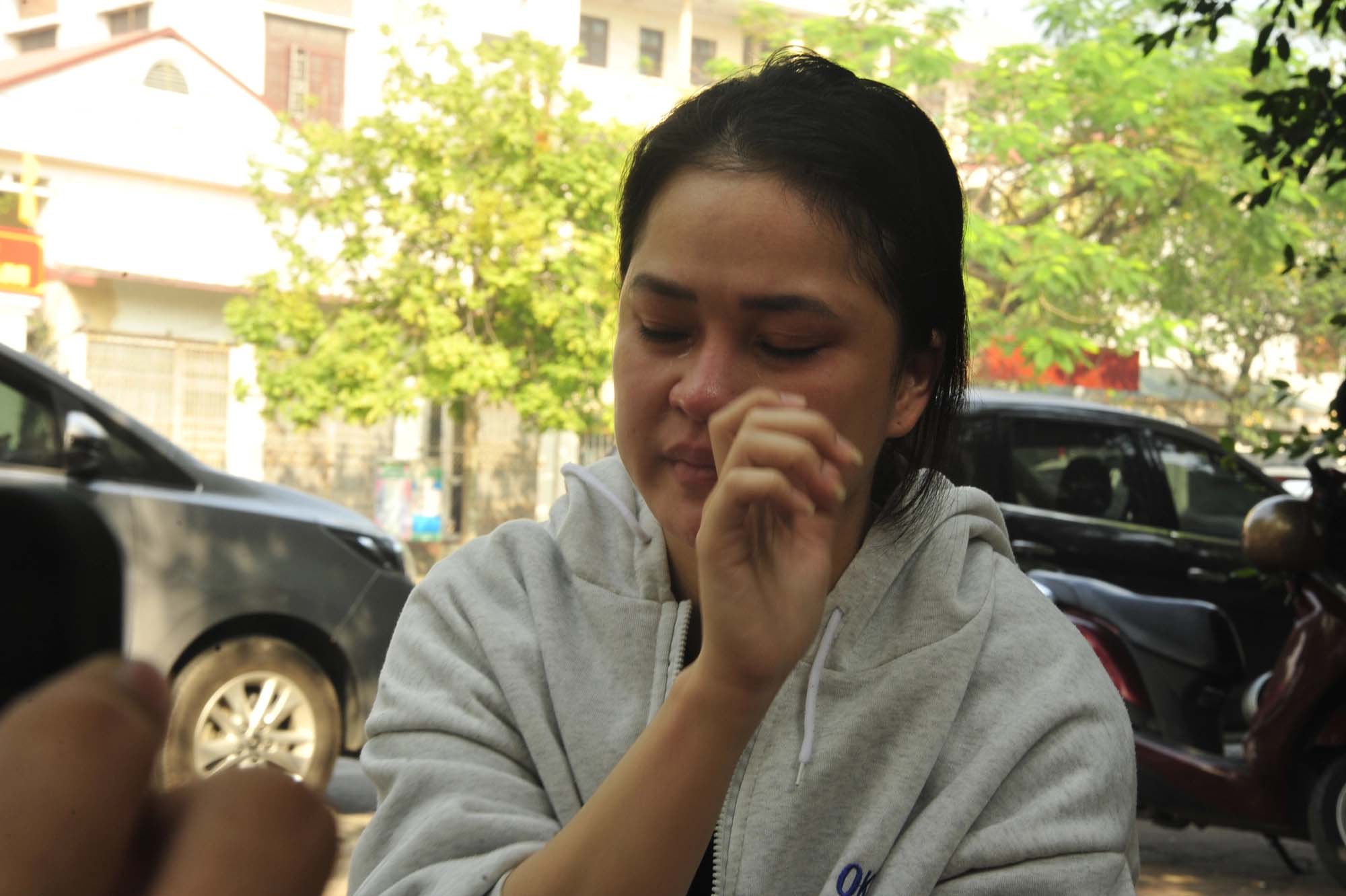 Nước mắt người mẹ trẻ trong phiên tòa xử vụ bé trai 7 tháng tuổi tử vong sau một đêm gửi bảo mẫu ở Hà Nội-1