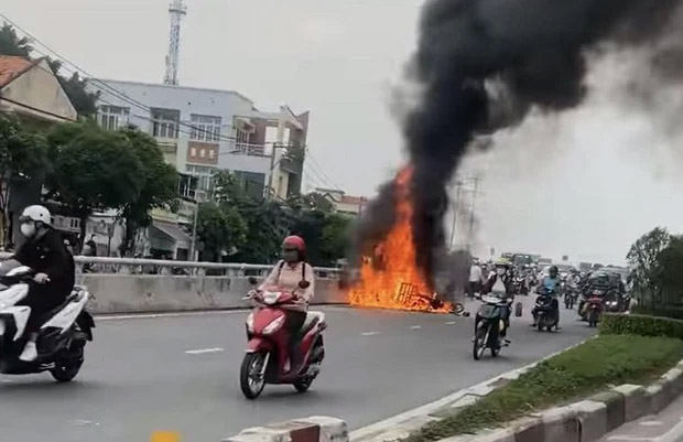 TPHCM: 2 xe máy bùng cháy sau va chạm, kẹt xe khủng khiếp giờ cao điểm-1