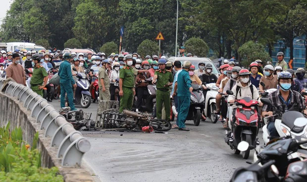 TPHCM: 2 xe máy bùng cháy sau va chạm, kẹt xe khủng khiếp giờ cao điểm-2