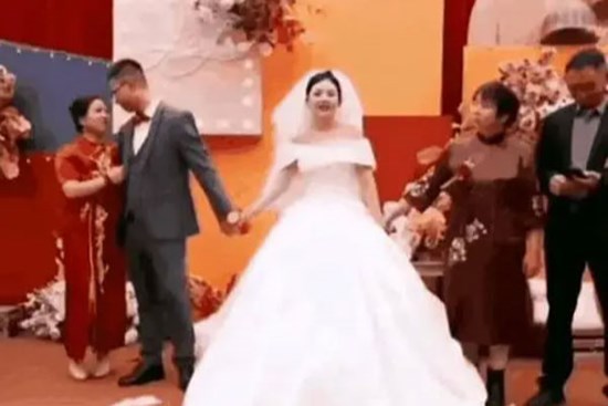 Độc lạ đám cưới: Mẹ chú rể hành động kì quặc khiến cả nhà gái 
