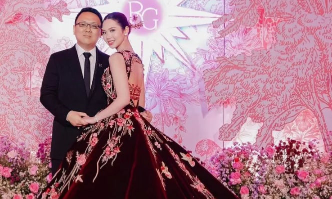 Đám cưới của cặp đôi siêu giàu, khách đến dự được nhận quà gần 5 triệu đồng-3