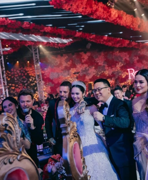 Đám cưới của cặp đôi siêu giàu, khách đến dự được nhận quà gần 5 triệu đồng-5