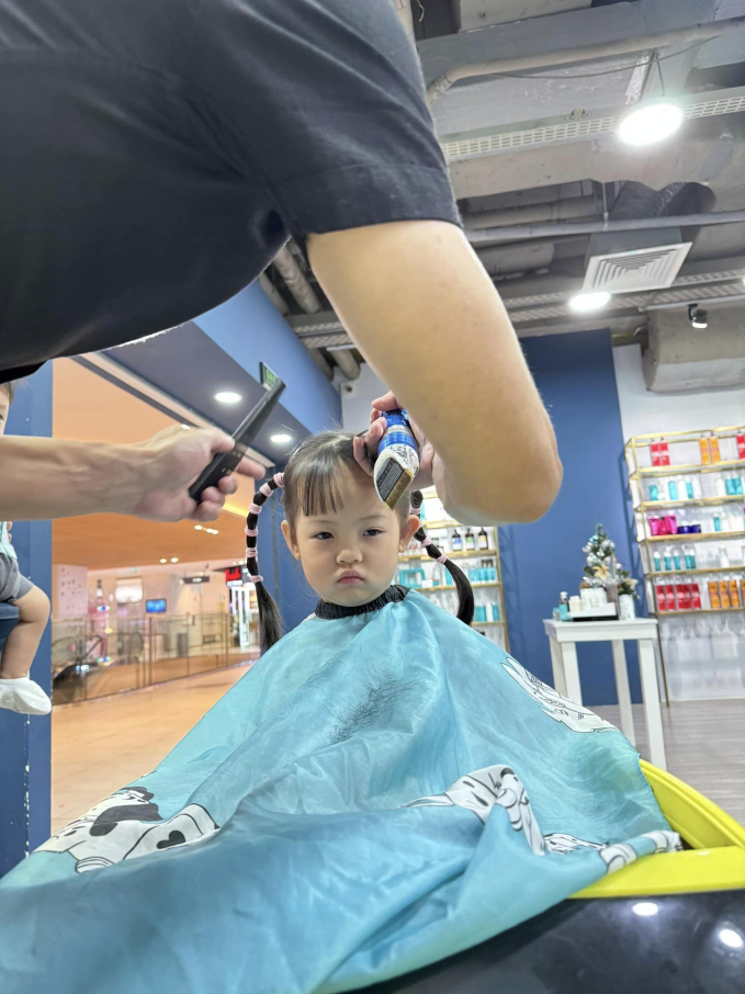 Cường Đô La đưa các con đi tút tát nhan sắc, biểu cảm của hai nhóc tì khiến dân mạng cười không ngớt-1