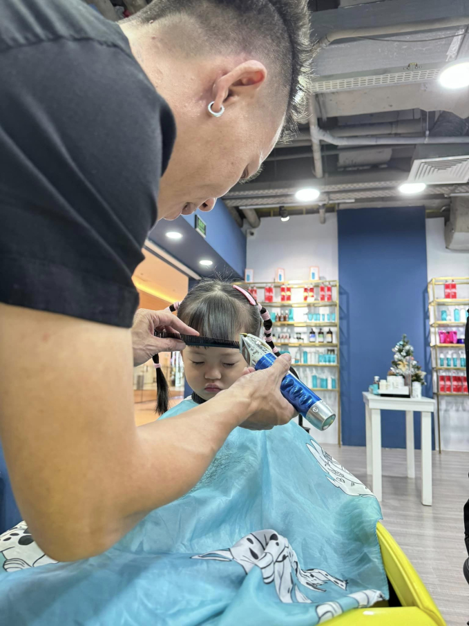 Cường Đô La đưa các con đi tút tát nhan sắc, biểu cảm của hai nhóc tì khiến dân mạng cười không ngớt-2