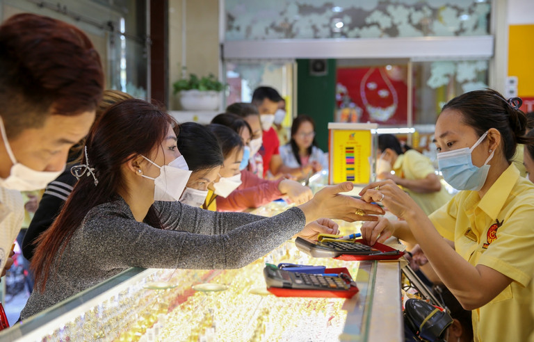 Vàng tăng phi mã, mua đầu năm giờ lãi 5,5 triệu đồng/lượng, buôn gì cho lại-2