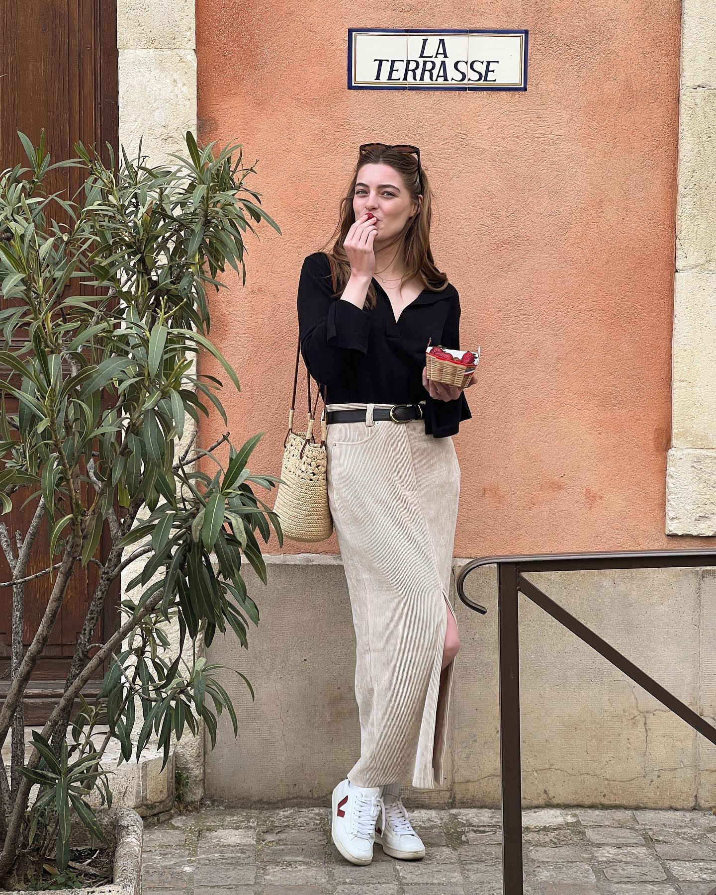 10 set trang phục tối giản sang xịn mịn mà vẫn trẻ trung của phụ nữ Pháp-5