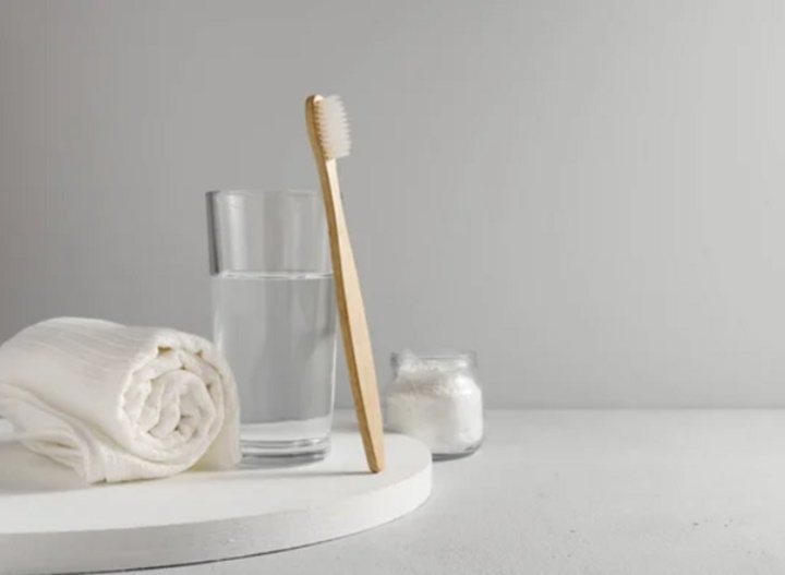 Có cần làm ướt bàn chải trước khi lấy kem đánh răng?-1