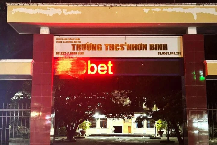 Nhà cái cá độ xuất hiện trên bảng LED trường học ở Bình Định-1