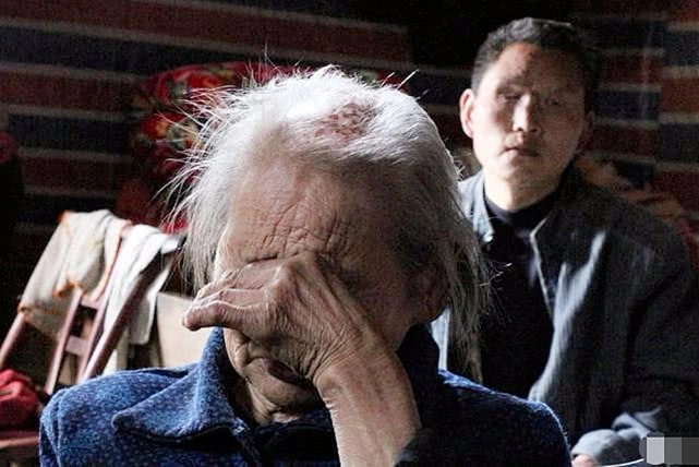 Có một hành động bị cho là kiểu bất hiếu mới, cha mẹ thì tự hào nhưng con cái lại rơi nước mắt-1