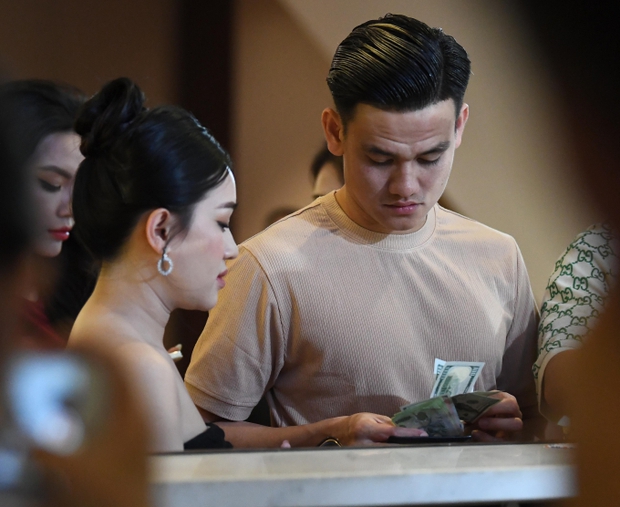 Vợ Hồ Tấn Tài khoe ảnh đi ăn cưới Đoàn Văn Hậu, ảnh trên mạng khác xa ngoài đời?-4