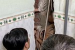 Cảnh sát trắng đêm cứu người rơi kẹt giữa 2 bức tường ở TPHCM