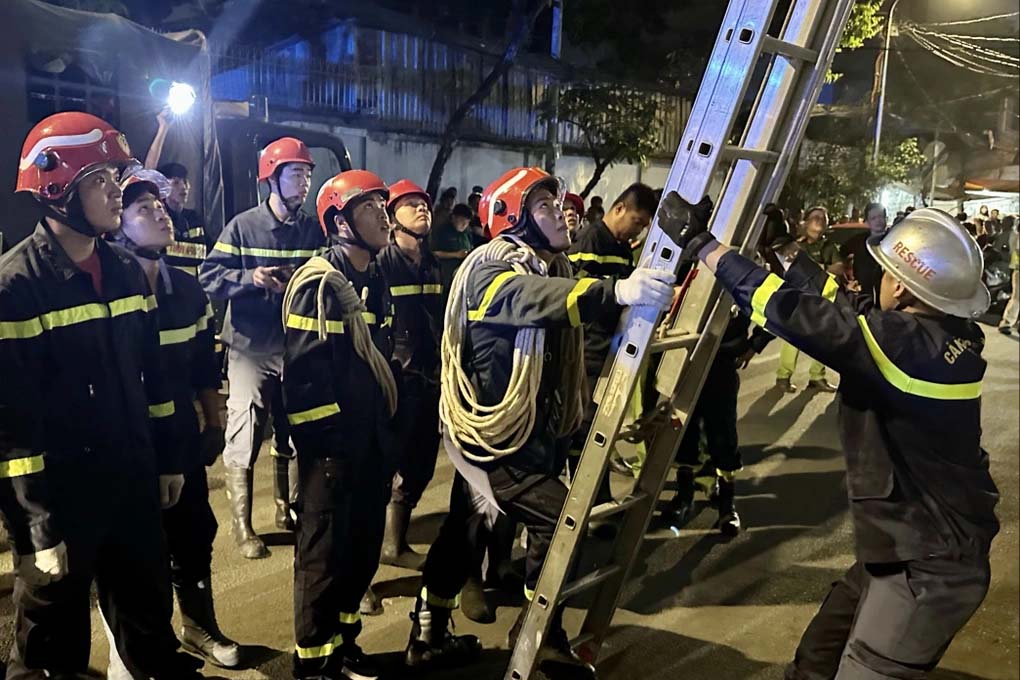 Cảnh sát trắng đêm cứu người rơi kẹt giữa 2 bức tường ở TPHCM-1