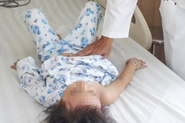 TPHCM: Nuốt lắc chân khi ngủ trưa ở trường, bé gái 5 tuổi lâm nguy-1