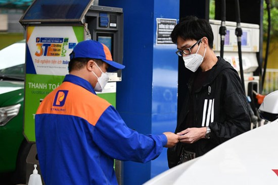 Giá xăng dầu trong nước ngày mai có thể tăng, giảm trái chiều