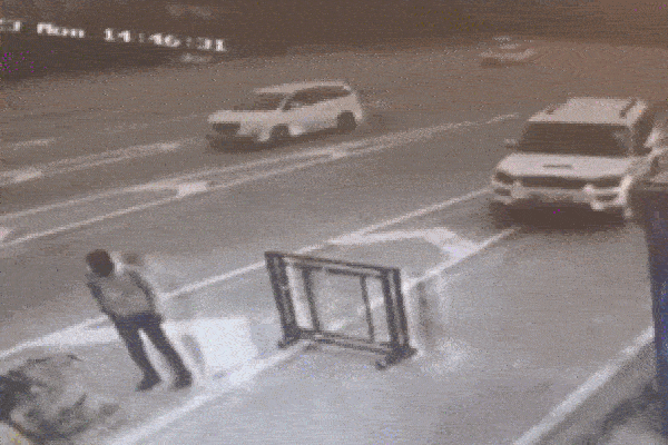 Clip: Ô tô bất ngờ mất lái, tông bay nhân viên trạm thu phí