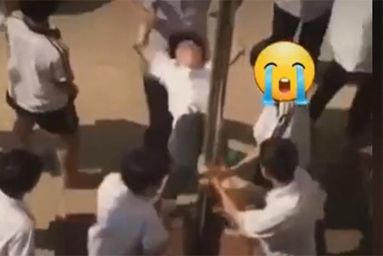 Vụ nam sinh bị bạn thúc vùng kín vào cột: Phê bình hiệu trưởng, chủ tịch xã