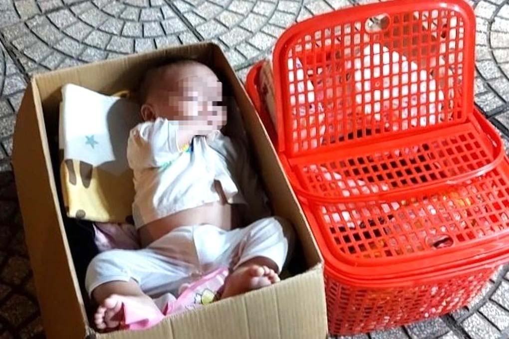 Mẹ đơn thân bỏ con gái 6 tháng tuổi trong hộp giấy, bỏ trên hè phố-1