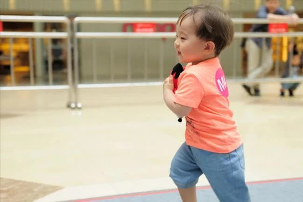 1 hành động nhỏ khó chịu của bé là chất kích thích trí não phát triển, cha mẹ nhất định không được ngăn cản-3