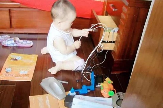 1 hành động nhỏ khó chịu của bé là 