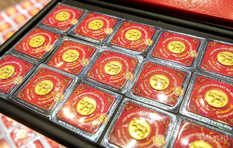 Người đàn ông ‘ôm’ 5,2 tỷ đi mua vàng lúc đỉnh giá, nhiều người đem vàng đi bán-1