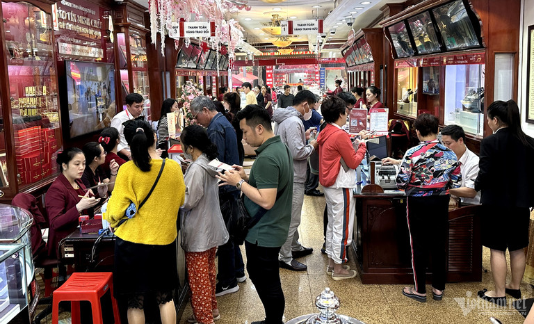 Người đàn ông ‘ôm’ 5,2 tỷ đi mua vàng lúc đỉnh giá, nhiều người đem vàng đi bán-2