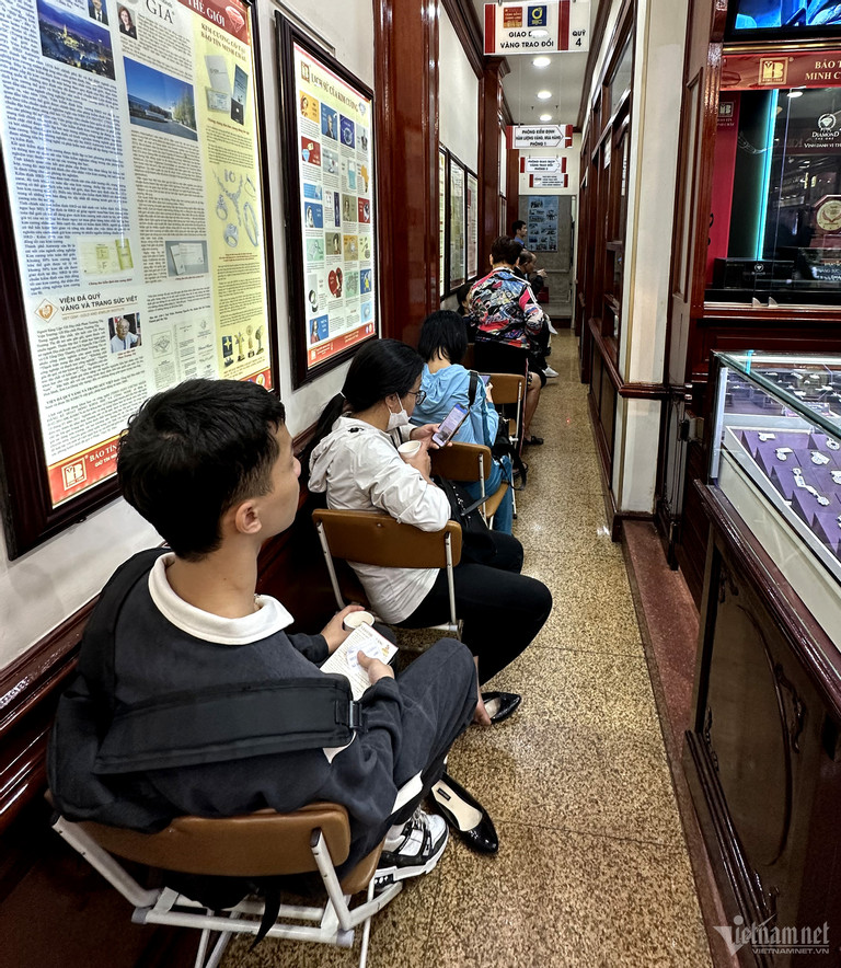 Người đàn ông ‘ôm’ 5,2 tỷ đi mua vàng lúc đỉnh giá, nhiều người đem vàng đi bán-3