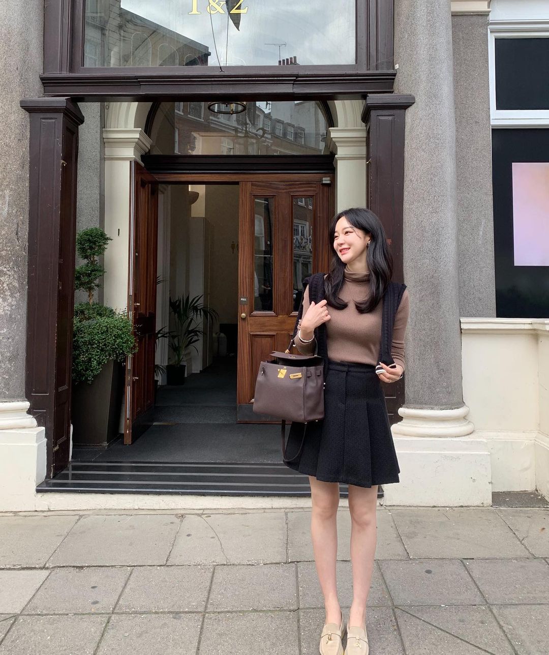 Những cách diện áo len mỏng xinh và sang như phụ nữ Hàn-1