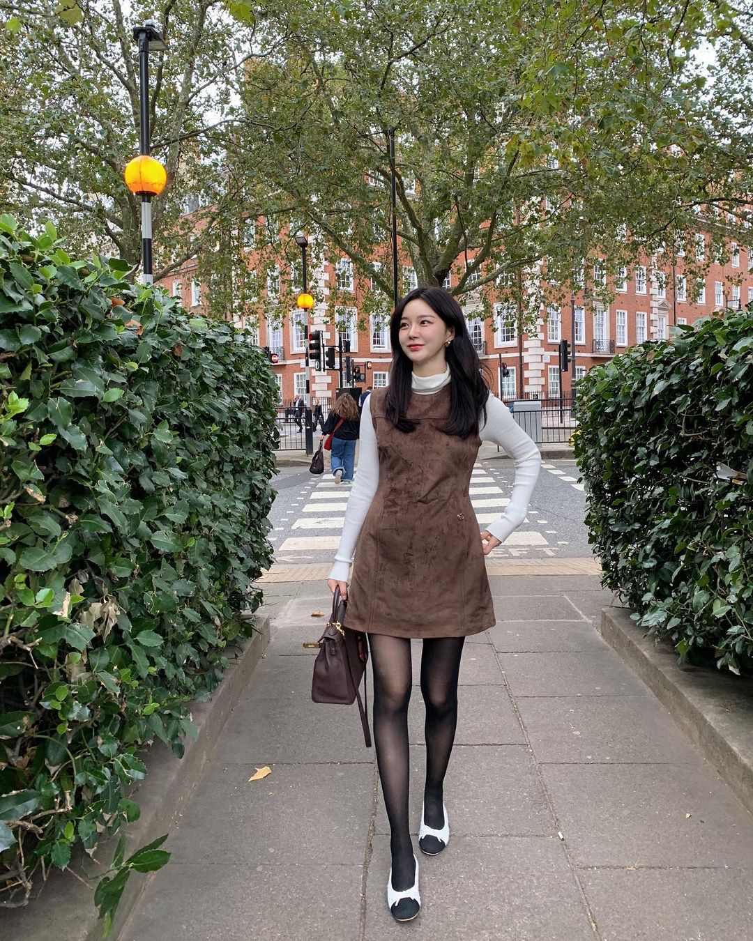 Những cách diện áo len mỏng xinh và sang như phụ nữ Hàn-6