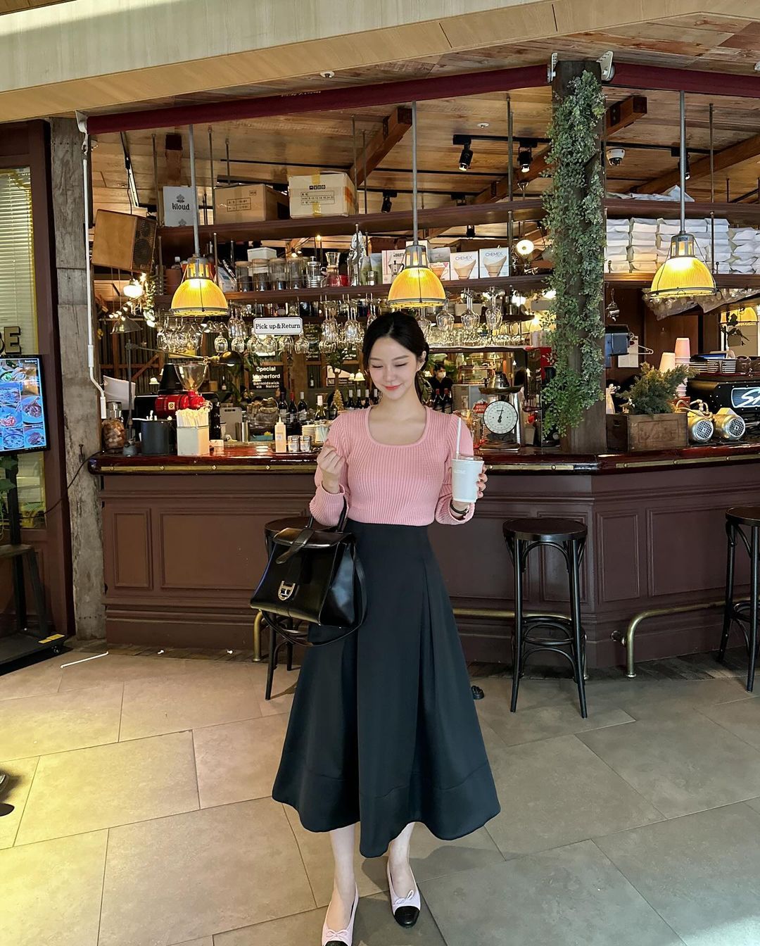 Những cách diện áo len mỏng xinh và sang như phụ nữ Hàn-7