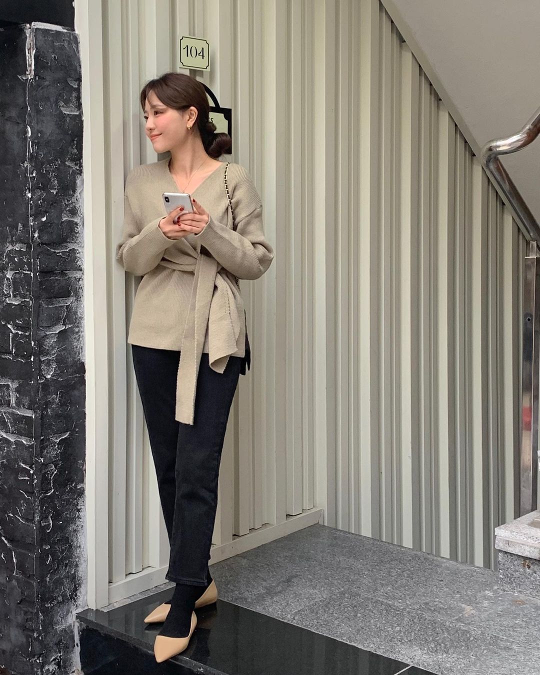 Những cách diện áo len mỏng xinh và sang như phụ nữ Hàn-8